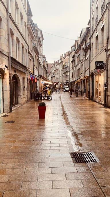 Studio Renove Avec Patio, Coeur Du Centre Ville Besançon Dış mekan fotoğraf
